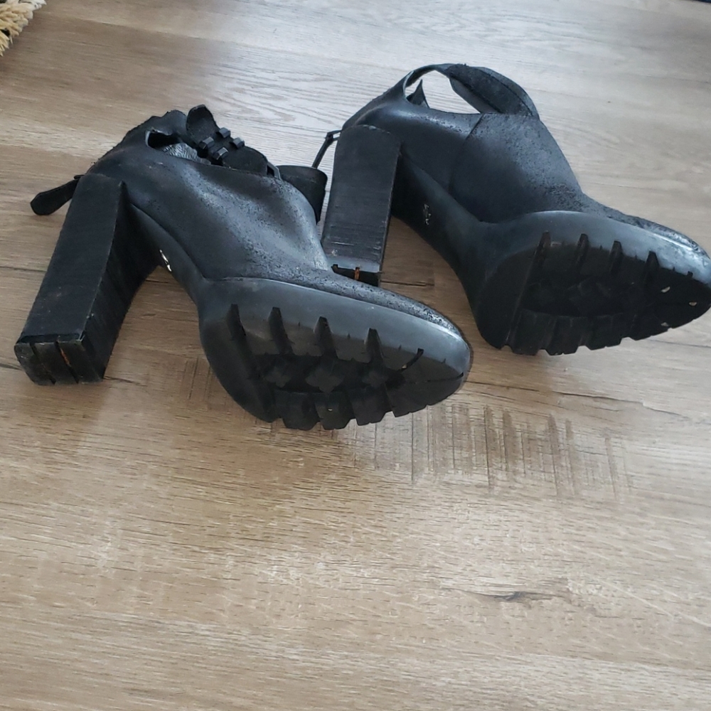 Kenneth Cole black distressed leather lugged heels - Picture 5 of 15